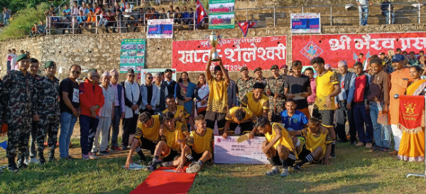 प्रदेश स्तरिय खप्तड-शैलेश्वरी गाेल्डकप २०७९ काे बिजेता कैलालीकाे टिम लाई