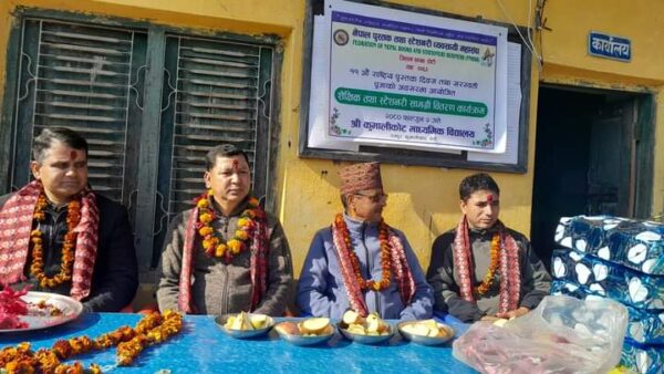 जेहेन्दार विधार्थीहरूलाइ शैक्षिक सामाग्रीहरू हस्तान्तरण