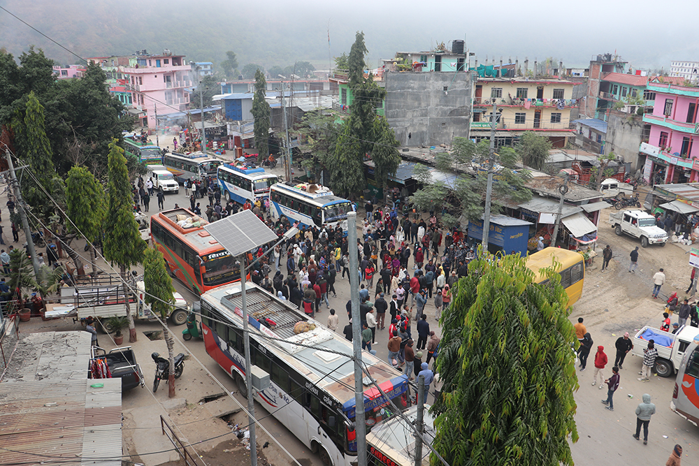 क्षतीपुर्तीको माग गर्दै के.आई.सिंह राजमार्ग अवरुद्ध